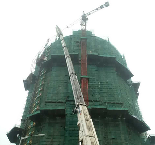 平桥吊车在工地上作业